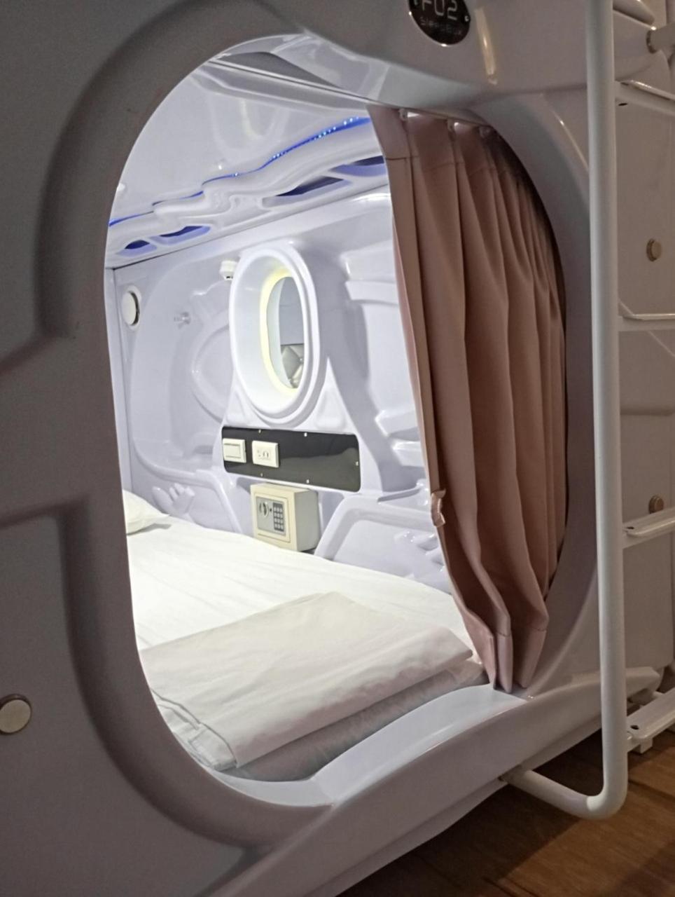 Sleepbox Hostel Тайпей Екстериор снимка